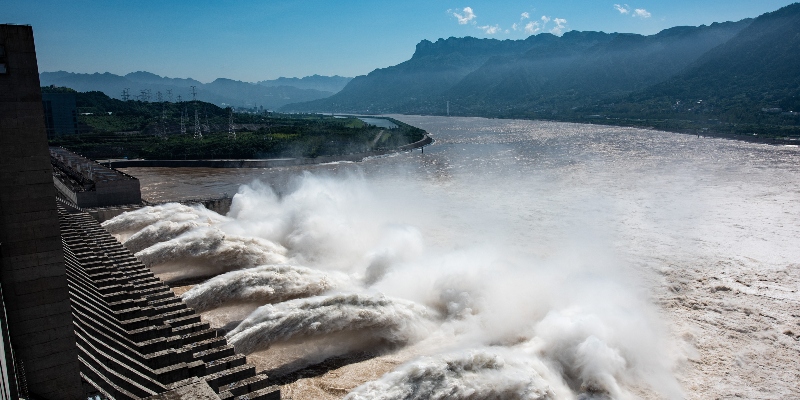 L'acqua che sgorga dalla diga delle Tre Gole nella provincia di Hubei, nella Cina centrale, durante la piena dello Yangtze, il 14 agosto 2020 (Zheng Jiayu/Xinhua via ZUMA Press/ANSA)