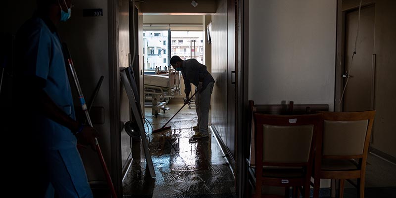 Il Saint George Hospital dopo l'esplosione, Beirut, 13 agosto 2020 (Chris McGrath/Getty Images)