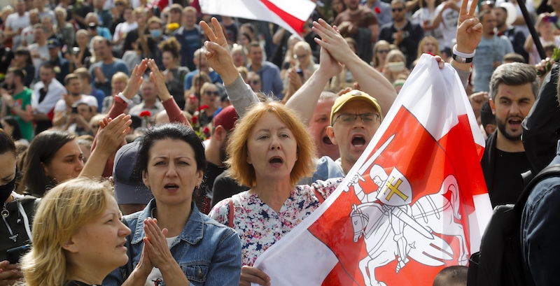 Una manifestazione sabato 15 agosto a Minsk (AP Photo/Dmitri Lovetsky)