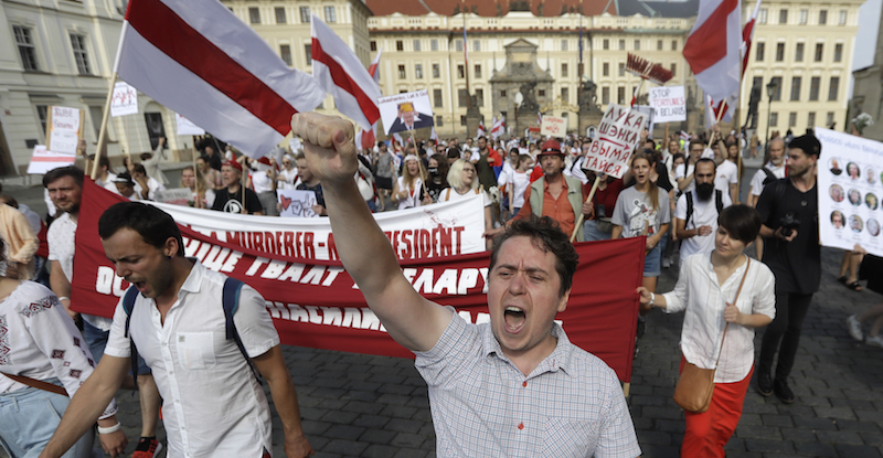 Una manifestazione a Minsk il 15 agosto (AP Photo/Petr David Josek)