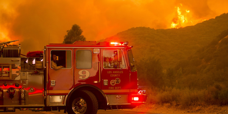 Il Lake Fire vicno al Lago Hughes, mercoledì 12 agosto (AP Photo/Ringo H.W. Chiu)