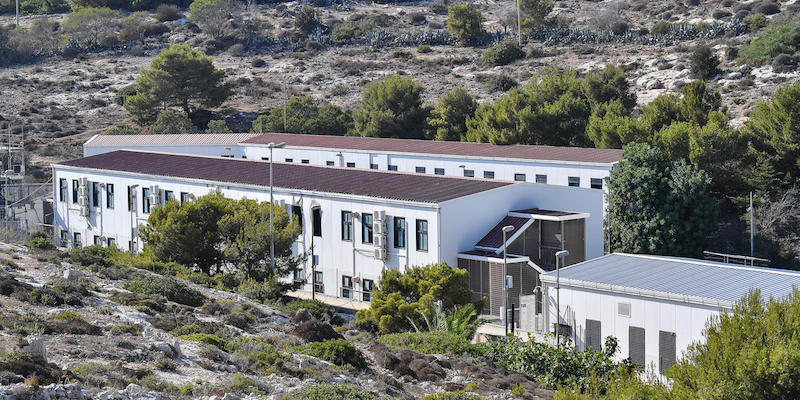 Il centro di accoglienza di Contrada Imbriacola, a Lampedusa, il 2 agosto 2020 (ANSA/ALESSANDRO DI MEO)