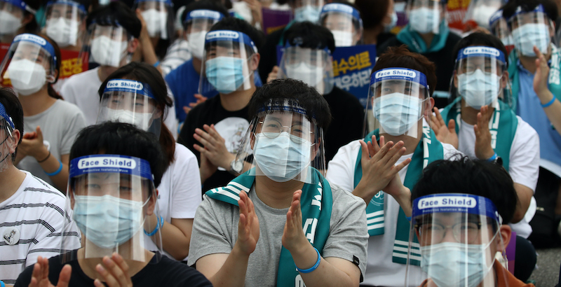 Una manifestazione antigovernativa a Seul (Chung Sung-Jun/Getty Images)