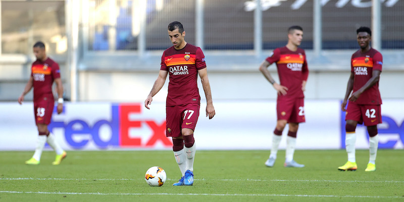 Henrikh Mkhitaryan e i giocatori della Roma dopo uno dei due gol subiti contro il Siviglia (Vogel/Pool via Getty Images)