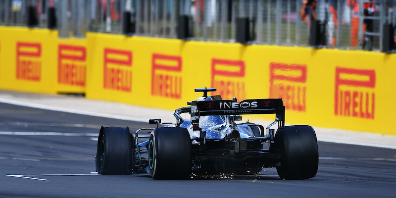 Lewis Hamilton taglia il traguardo a Silverstone con una ruota a terra (Ben Stansall/Pool via Getty Images)