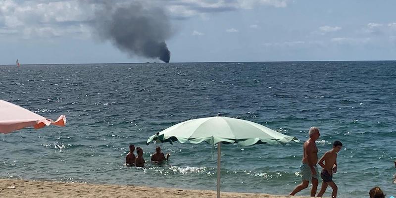 Il fumo dell'incendio di un'imbarcazione che trasportava migranti visibile da Crotone, il 30 agosto 2020 (ANSA/Giuseppe Pipita)