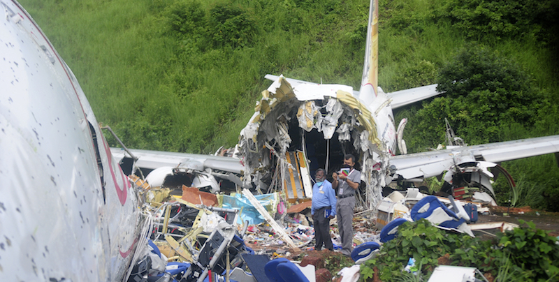 18 persone sono morte venerdì nell'incidente di un aereo di Air India Express all'aeroporto di Calicut, in India
