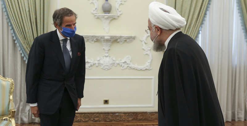 Il presidente iraniano Hassan Rouhani, a destra, e il direttore dell'Agenzia internazionale per l'energia atomica, Rafael Mariano Grossi, a Teheran, il 26 agosto 2020 (Iranian Presidency Office via AP)