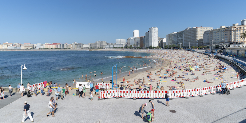Persone in fila per accedere alla spiaggia Riazor, a La Coruña, in Galizia, il 7 luglio 2020 (Cristina Andina / Getty Images)