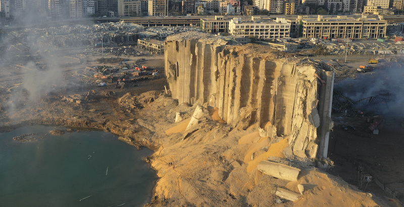 I danni al porto di Beirut (AP Photo/Hussein Malla)
