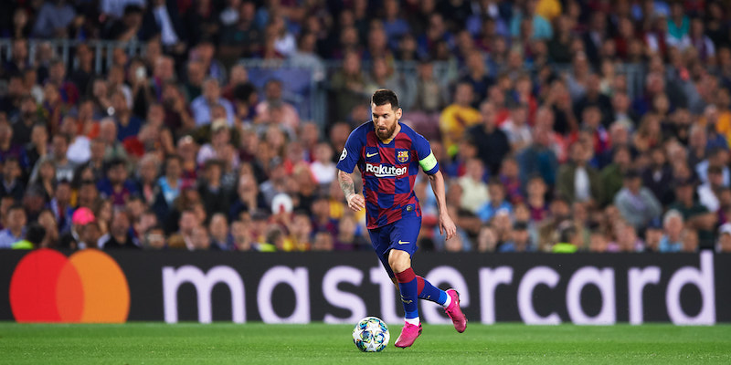 Lionel Messi contro l'Inter nei gironi di UEFA Champions League (Alex Caparros/Getty Images)