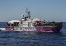 La Guardia costiera italiana ha raggiunto la nave per il soccorso dei migranti finanziata da Banksy
