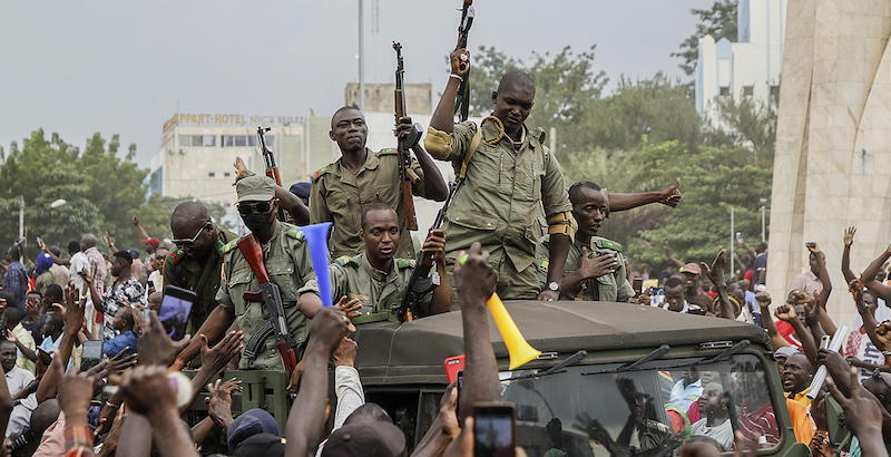 Militari maliani a Bamako, 18 agosto 2020 (EPA/MOUSSA KALAPO)