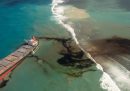 La nave arenata vicino all'isola di Mauritius continua a perdere carburante