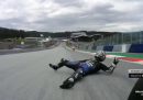 Il video di Maverick Viñales che si lancia dalla moto senza freni in MotoGP