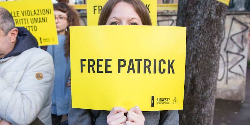 Una piccola manifestazione di Amnesty International davanti all'ambasciata egiziana di Roma per chiedere la liberazione dello studente Patrick George Zaki (ANSA/Matteo Nardone/Pacific Press via ZUMA Wire)