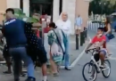 Il video del poliziotto che ha bloccato un ragazzo per il collo a Vicenza