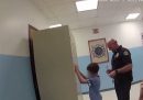 Nel 2018 un poliziotto della Florida cercò di ammanettare un bambino di 8 anni