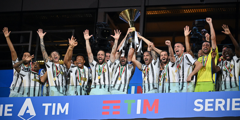 La Juventus solleva la Coppa Campioni d'Italia (Massimo Paolone/LaPresse)