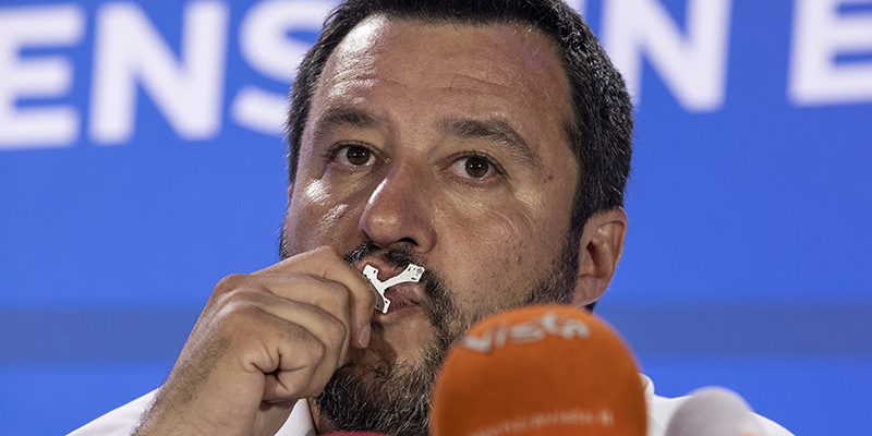Matteo Salvini bacia un crocifisso, Milano, 27 maggio 2019 (Emanuele Cremaschi/Getty Images)