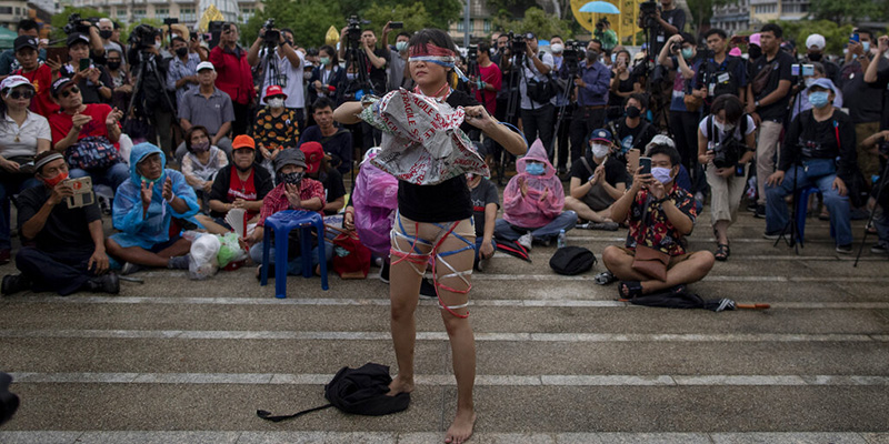 Performance di una studentessa durante le proteste, Bangkok, 23 agosto 2020 (AP Photo/Gemunu Amarasinghe)