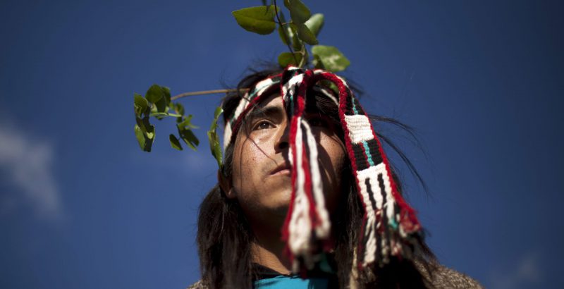 Un Mapuche dopo la cerimonia spirituale del "Guillatun", che si svolge per chiedere salute e forza. (AP Photo/Rodrigo Abd, File)