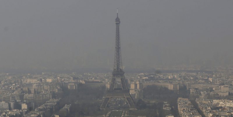 La Tour Eiffel di Parigi, in Francia, circondata dallo smog nel 2014. (AP Photo/ Jacques Brinon)