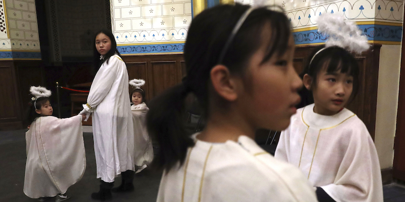Un gruppo di bambine si prepara a celebrare la messa di Natale nella chiesa cattolica di Xishiku, Pechino, 24 dicembre 2018 (AP Photo/Ng Han Guan)