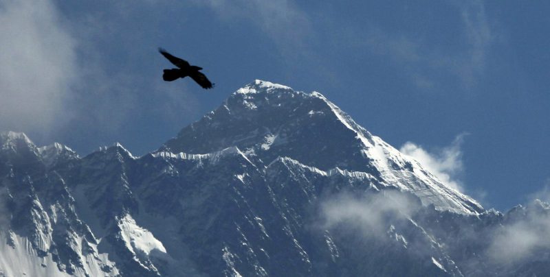 La vetta del monte Everest vista dal villaggio Namche Bazar, nel Nepal sud-orientale, nel maggio del 2019. (AP Photo/ Niranjan Shrestha, File)