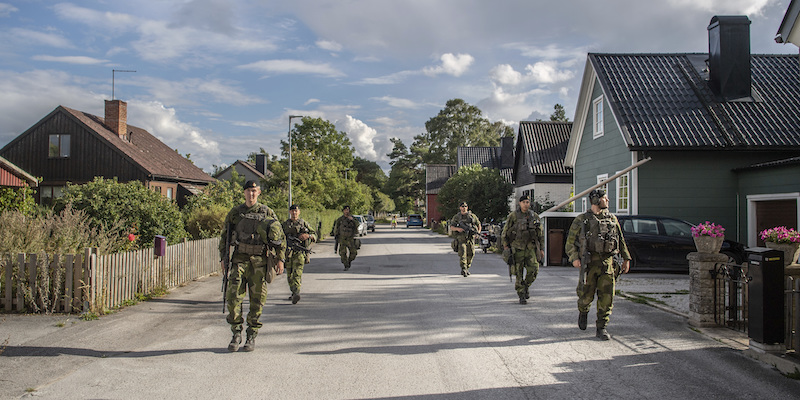 Alcuni soldati dell'esercito svedese pattugliano l'isola di Gotland, 25 agosto 2020 (Bezhav Mahmoud//Swedish Armed Forces/TT via AP)