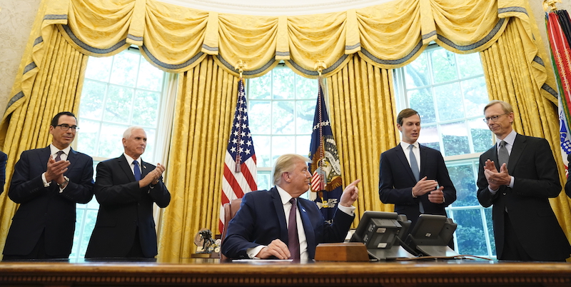 Il presidente degli Stati Uniti Donald Trump annuncia l'accordo tra Bahrein e Israele nello Studio Ovale. (AP Photo/Andrew Harnik)