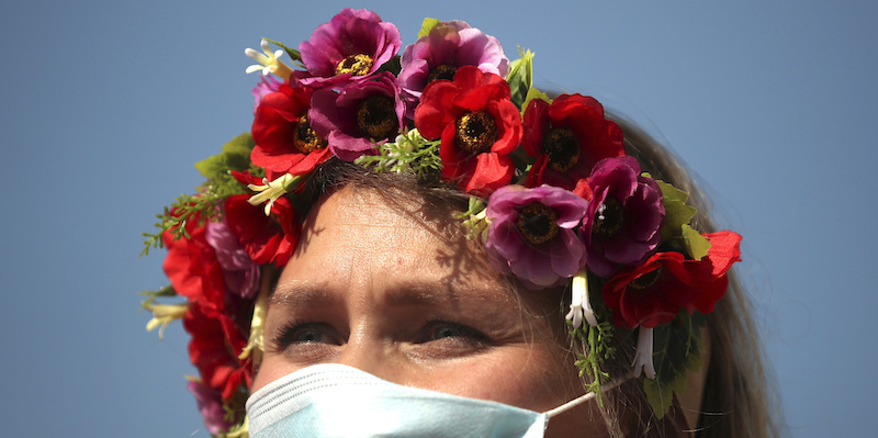 Una donna partecipa a una protesta contro Alexander Lukashenko fuori dal Parlamento Europeo a Bruxelles, 15 settembre 2020 (AP Photo/Francisco Seco)