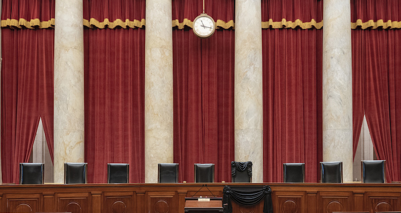 Un drappo nero posato in corrispondenza del posto della giudice della Corte Suprema Ruth Bader Ginsburg. (Fred Schilling/Collection of the Supreme Court of the United States via AP)