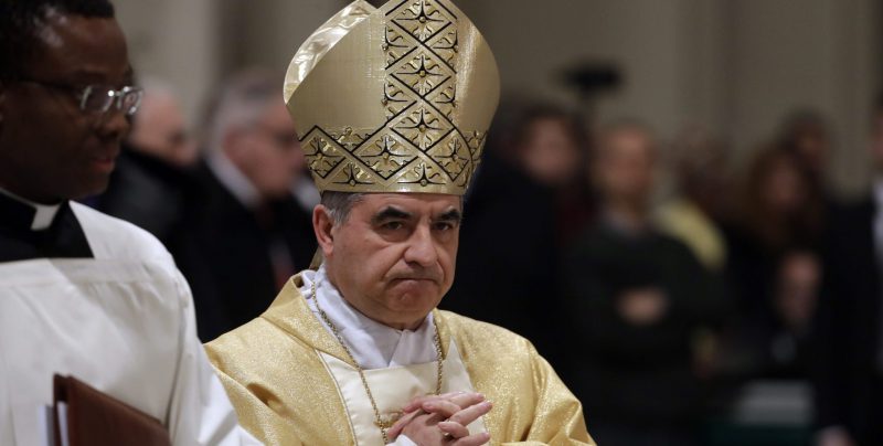 Il cardinale Giovanni Angelo Becciu durante una messa nella basilica di San Giovanni in Laterano, a Roma, il 9 febbraio 2017. (AP Photo/ Gregorio Borgia, File)