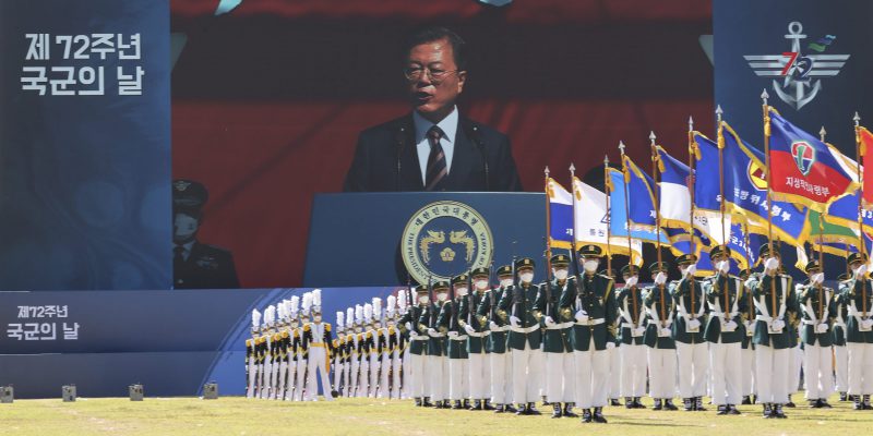 Il presidente sudcoreano, Moon Jae-in, durante la parata dell'Armed Forces Day, evento in cui si commemorano i caduti della Corea del Sud. Icheon, Corea del Sud, 25 settembre 2020. (Lee Jin-wook/ Yonhap via AP)