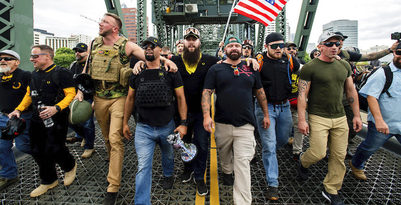 Membri dei Proud Boys durante una manifestazione a favore di Donald Trump a Portland nel 2019. (AP Photo/Noah Berger, File)