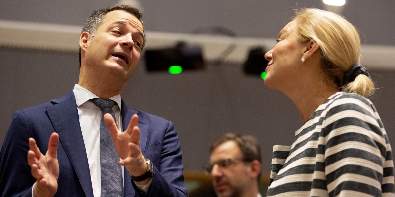 Il prossimo primo ministro belga Alexander De Croo con la ministra olandese per il Commercio estero e la Cooperazione allo sviluppo Sigrid Kaag a Bruxelles, il 25 novembre 2019 (AP/Virginia Mayo)
