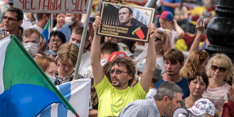 Un uomo tiene in mano un cartello con un ritratto di Alexei Navalny e la scritta "Navalny è stato avvelenato, sappiamo di chi è la colpa, Alexei devi vivere", Chabarovsk, in Russia, il 22 agosto 2020 (AP Photo / Igor Volkov)