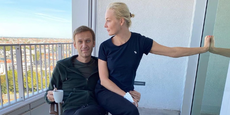 Alexei Navalny, con la moglie Yulia, sul terrazzo della sua camera all'ospedale Charité di Berlino, il 21 settembre 2020 (Ansa/Instagram @navalny)