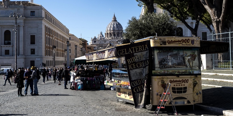 18 persone sono state arrestate a Roma con l’accusa di controllare le autorizzazioni per il commercio ambulante
