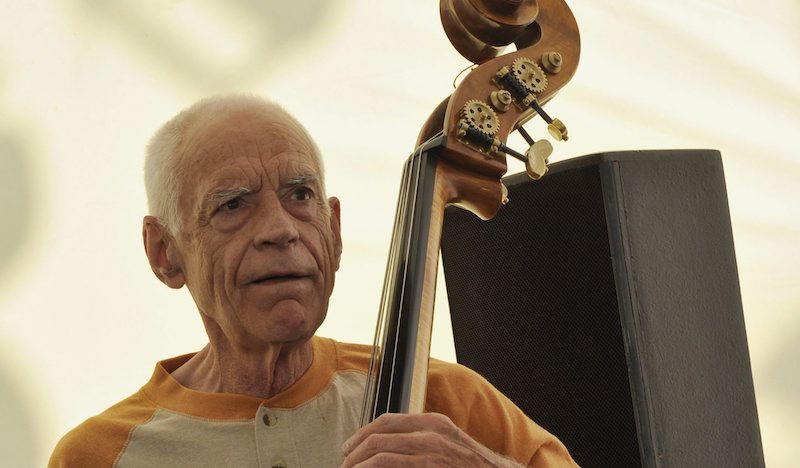 Gary Peacock durante una prova prima del festival di Juan Les Pins del 2011. (EPA/BRUNO BEBERT CORBIS OUT)