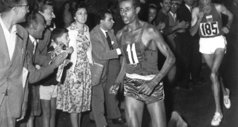 Abebe Bikila durante la maratone delle Olimpiadi del 1960 a Roma. (ANSA/ ARCHIVIO/ DRN)