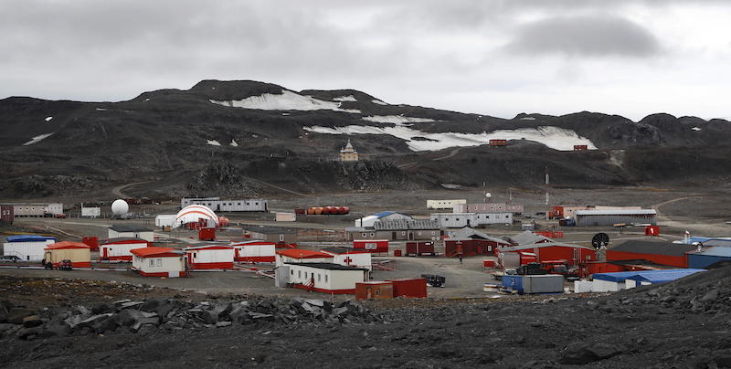 La base cilena Presidente Frei sull'Isola di Re Giorgio. (EPA/FELIPE TRUEBA)