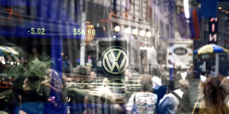 Riflesso di uno schermo di Times Square, a New York, che riporta la situazione del titolo di Volkswagen sull'indice della borsa statunitense il 22 settembre 2015. (EPA/ JUSTIN LANE / ANSA)