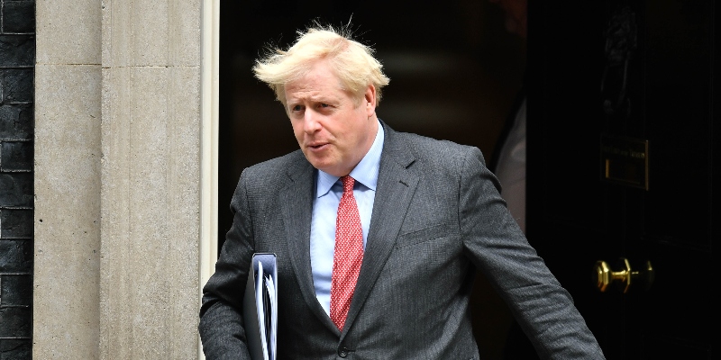 Il primo ministro britannico Boris Johnson lascia il numero 10 di Downing Street per raggiungere la Camera dei Comuni, a Londra, il 22 settembre 2020 (Leon Neal/Getty Images)