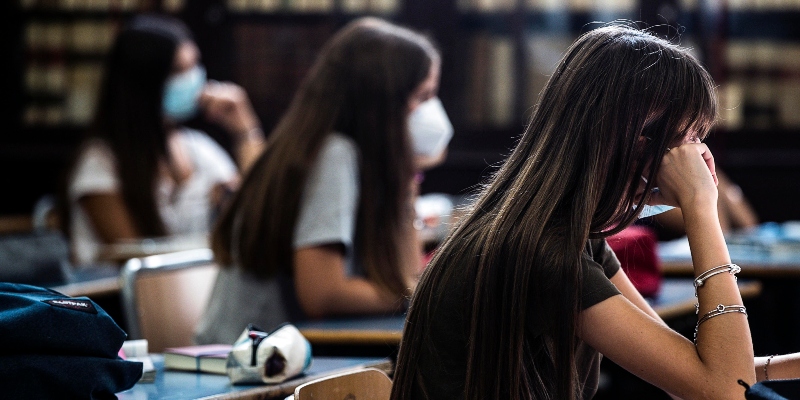 Studentesse in classe al liceo Visconti di Roma, il 15 settembre 2020 (ANSA/ANGELO CARCONI)
