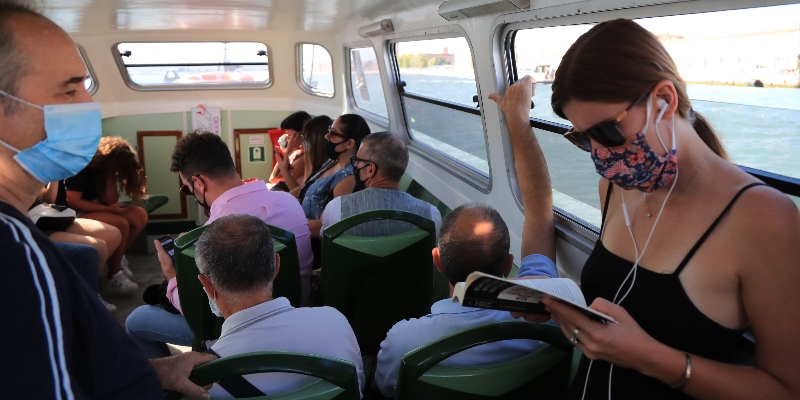 Passeggeri con la mascherina su un traghetto a Venezia, il 3 settembre 2020 (ANSA/ESPA Photo Agency/CSM via ZUMA Wire)