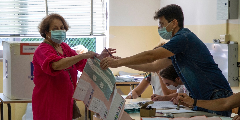 Scrutatori e votanti con le mascherine durante il voto per il referendum costituzionale e le elezioni regionali a Napoli, il 20 settembre 2020 (ANSA/Fabio Sasso/ZUMA Wire)