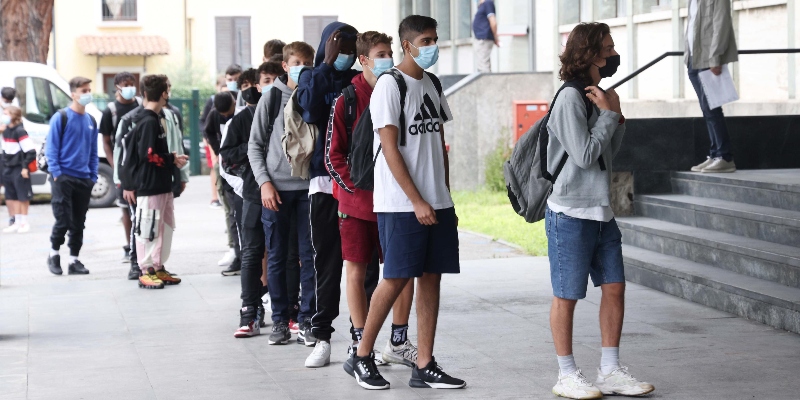 Studenti con la mascherina in coda all'ingresso del Liceo Leonardo di Brescia per i corsi di recupero, il 2 settembre 2020 (ANSA/FILIPPO VENEZIA)
