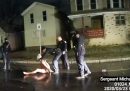 Negli Stati Uniti è stato diffuso il video di un uomo afroamericano morto asfissiato dopo essere stato incappucciato dalla polizia